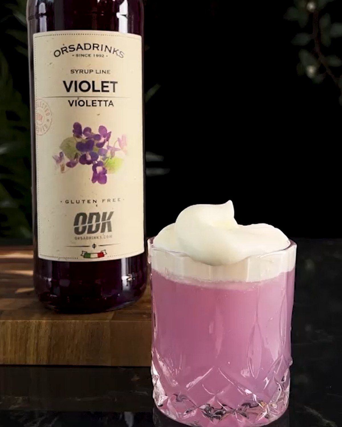Violina Collins — fialkový gin koktejl se šlehačkovou čepicí
