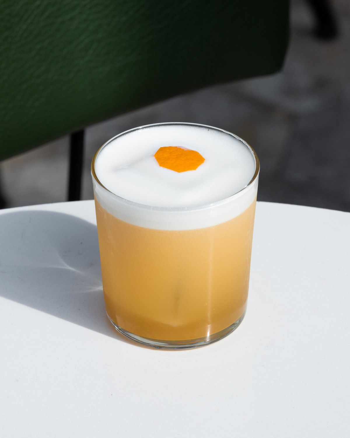 Maple Whiskey Sour v nízké sklenici s hustou pěnou