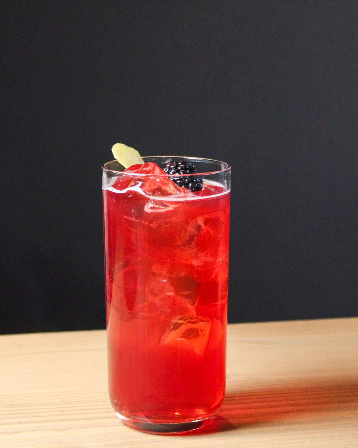 Whoa Blackberry — ostružinový koktejl s whiskey a grapefruitovou sodou