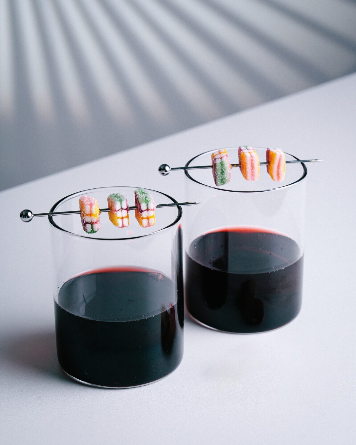 Winter Negroni v nízké sklenici s velkou kostkou ledu a pomerančovou kůrou