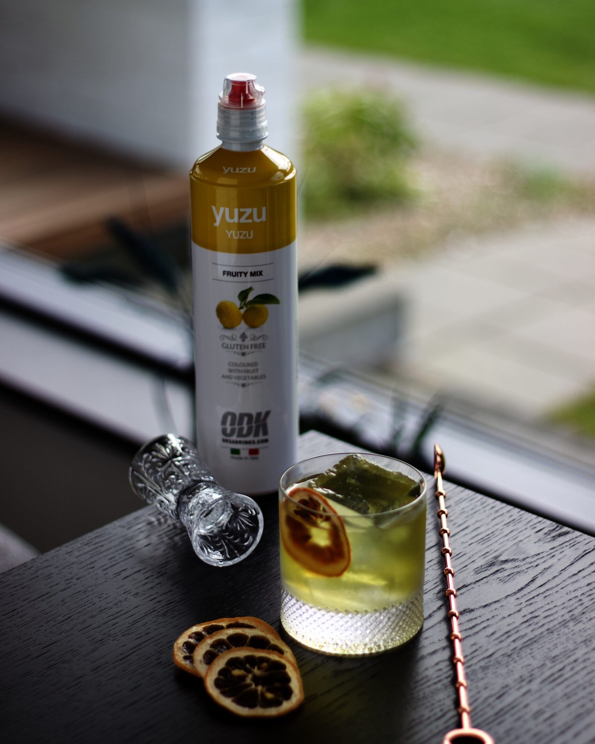 Yuzu Horn suchý koktejl ve sklenici s ledem