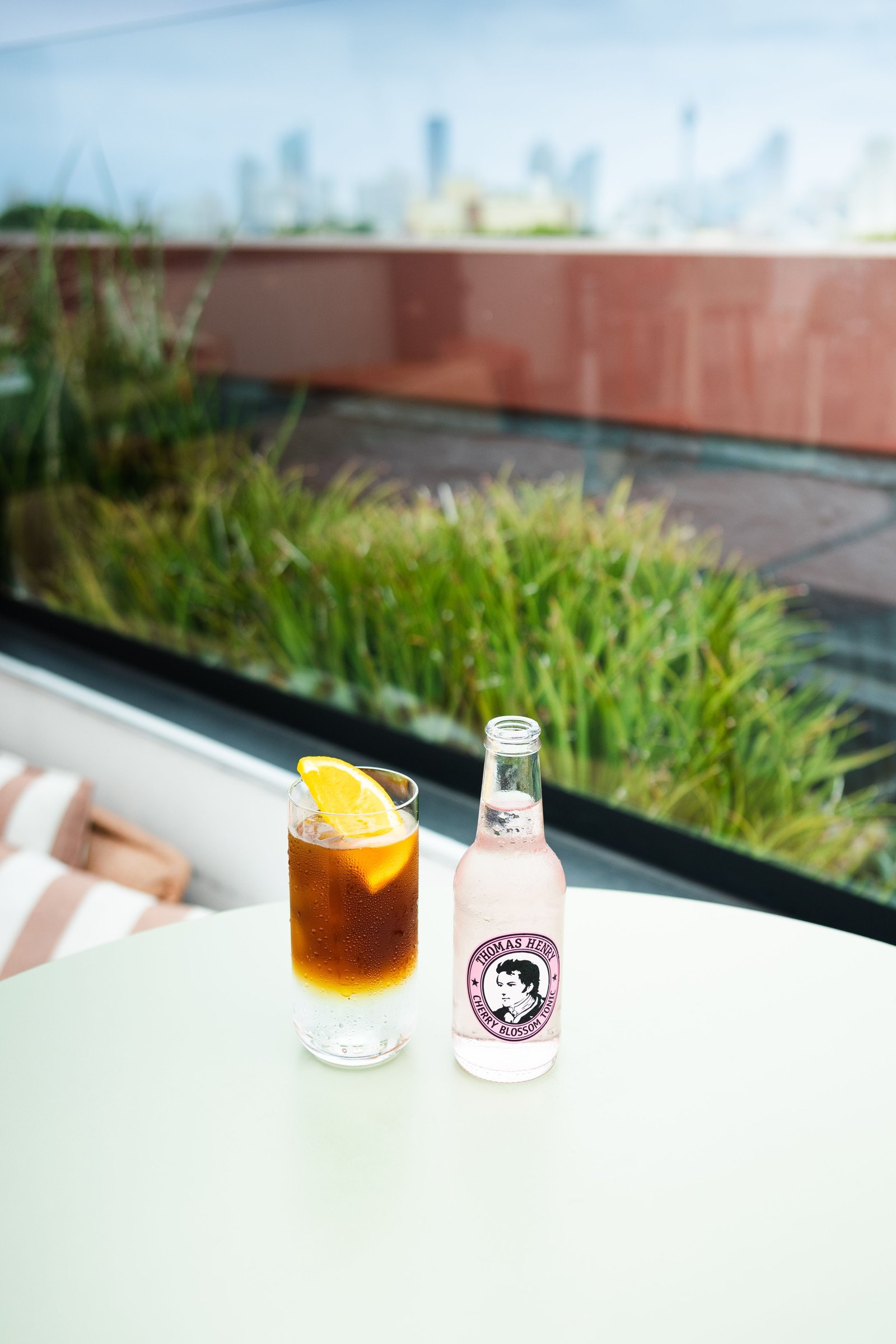 Cherry espresso tonic a láhev Cherry Blossom Tonic na terase