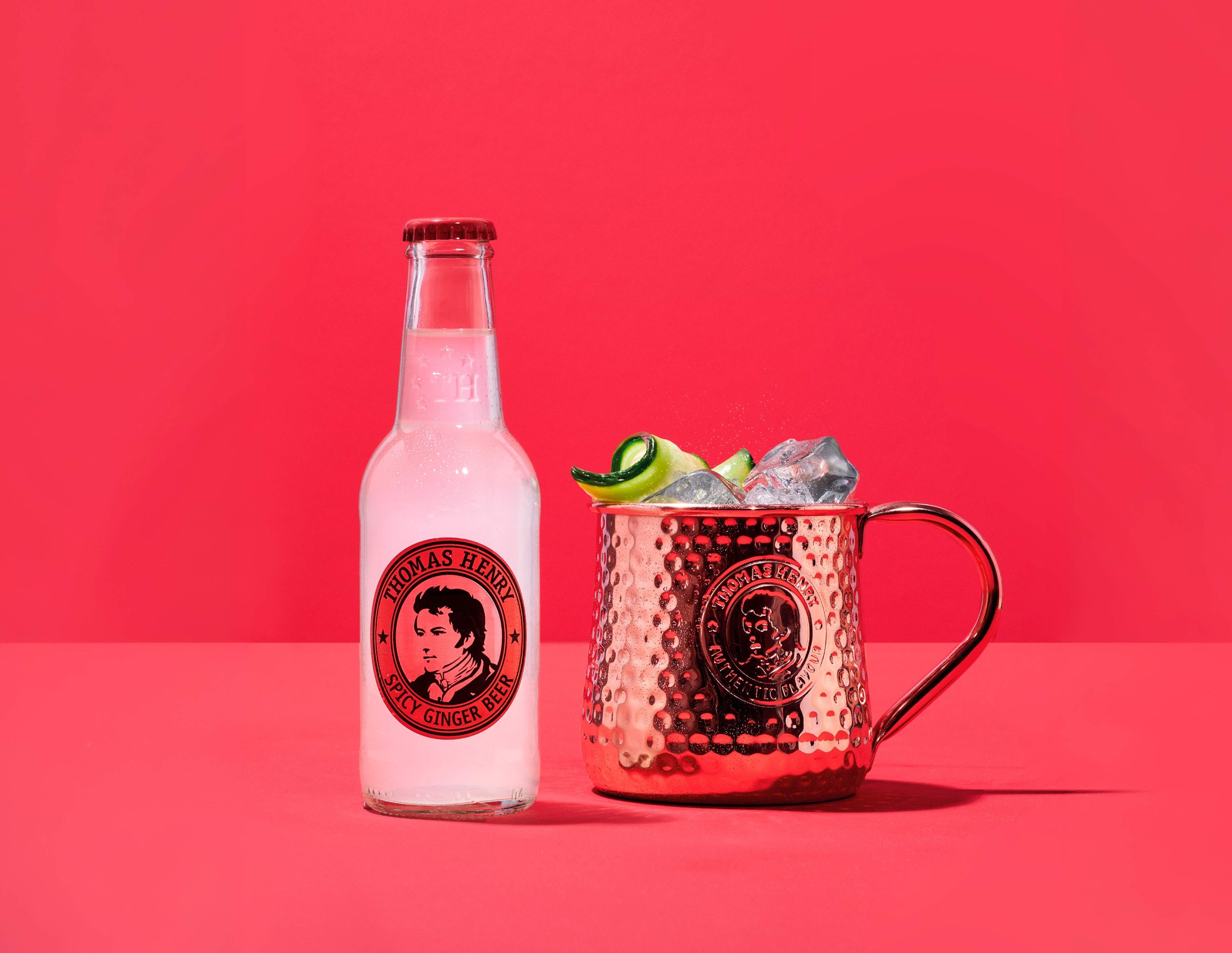 Moscow Mule v měděném hrnku a láhev Thomas Henry Spicy Ginger Beer