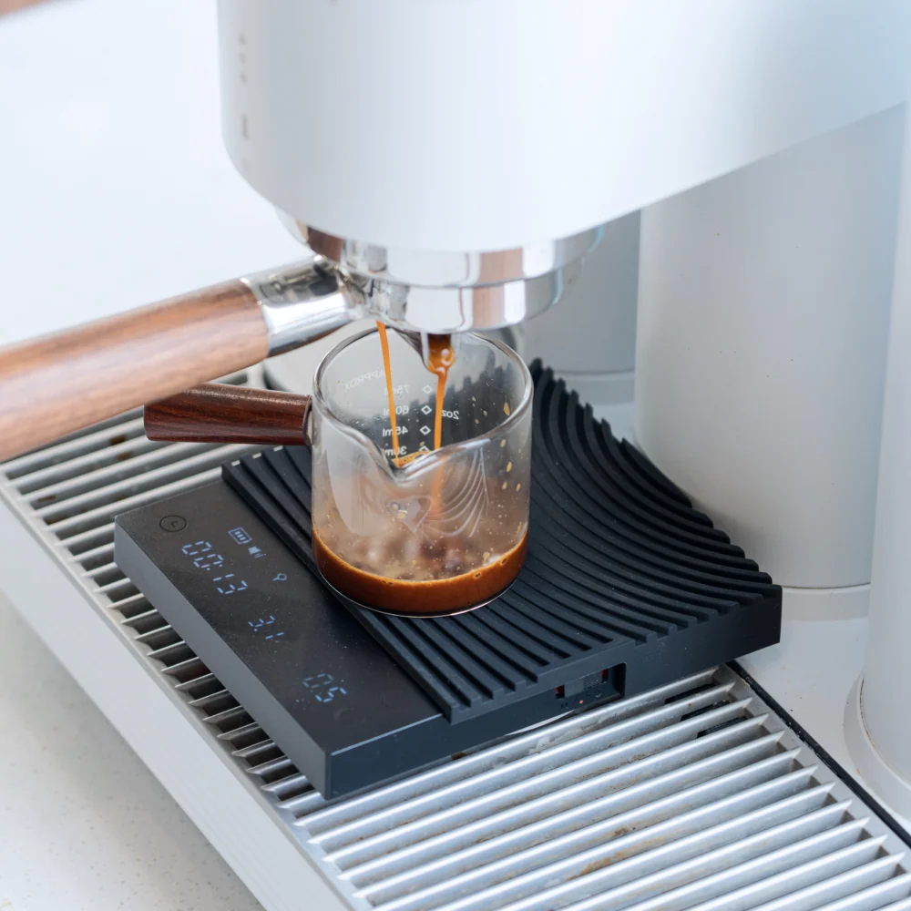 Timemore Basic 3 Waage auf dem Abtropfgitter einer Siebträgermaschine beim Espressobezug