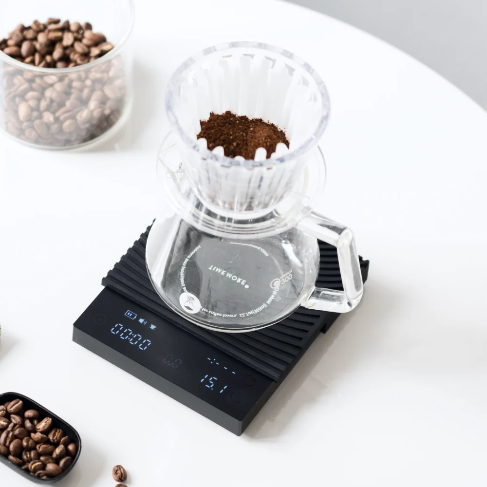Timemore Basic 3 Waage mit V60-Dripper und Kanne beim Handfilter