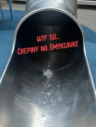 Zvykám si na život na sídlisku a niektoré veci mi teda vážne nedávajú zmysel. Napríklad črepiny na šmykľavke sú niečo, čo...