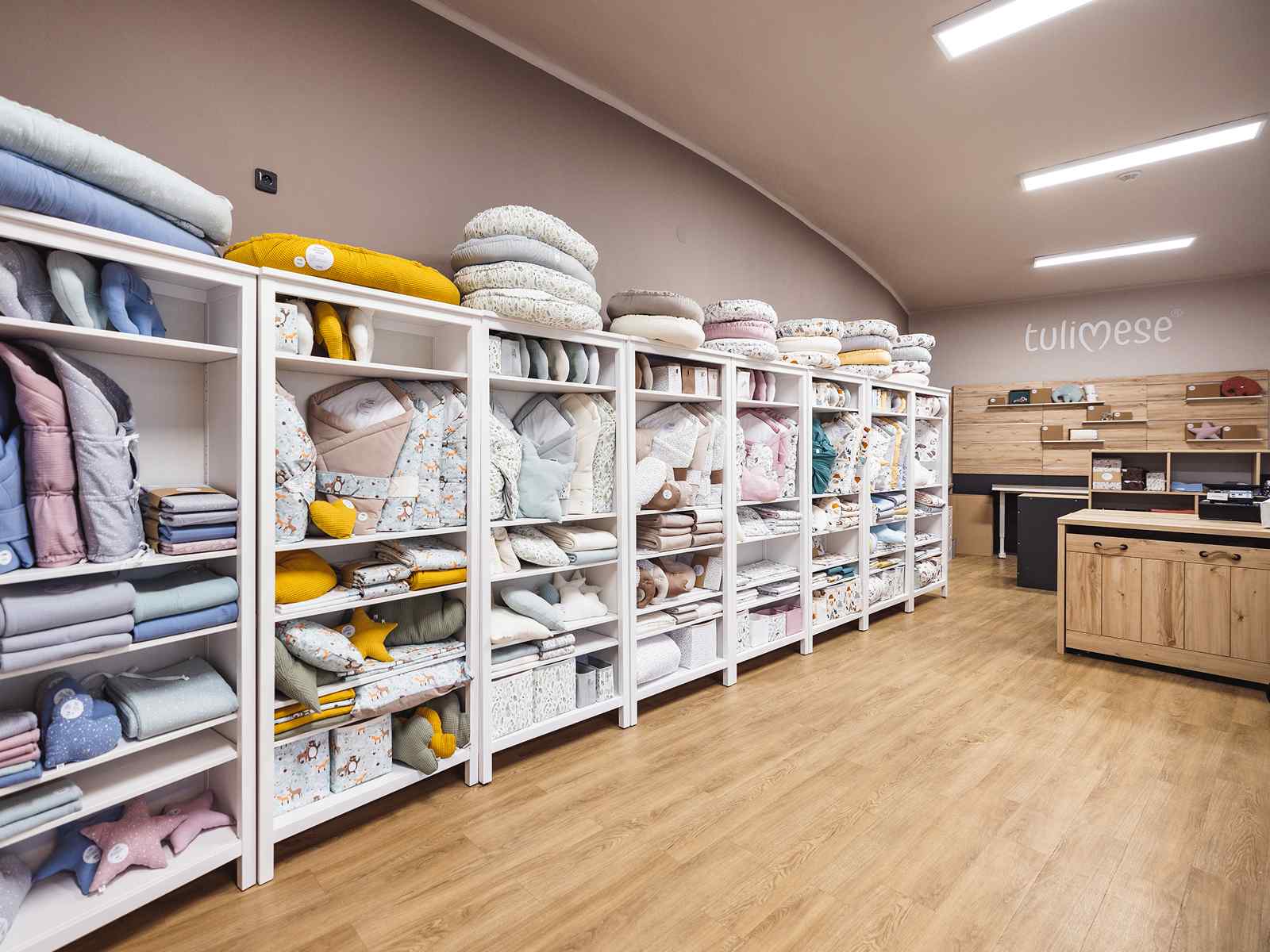 Interiér prodejny Tulimese v Pelhřimově s vystaveným zbožím.