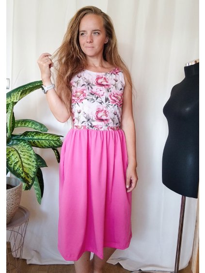 Šaty na ramienka pivonie s fuchsiovou