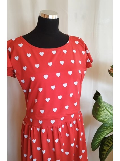 Šaty na dojčenie srdiečka na červenej