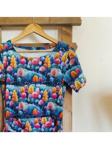 Šaty na dojčenie farbené strony