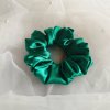 Saténová gumička / scrunchie zelená