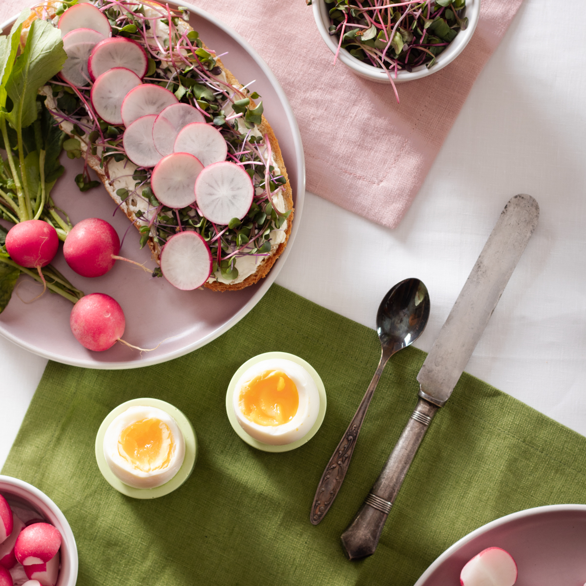 Jaro na stole v odstínech čerstvých bylinek i prvních poupat