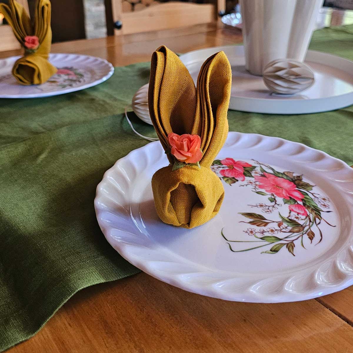 Velikonoční dekorace: Složte si s námi roztomilé zajíčky ze lněných ubrousků
