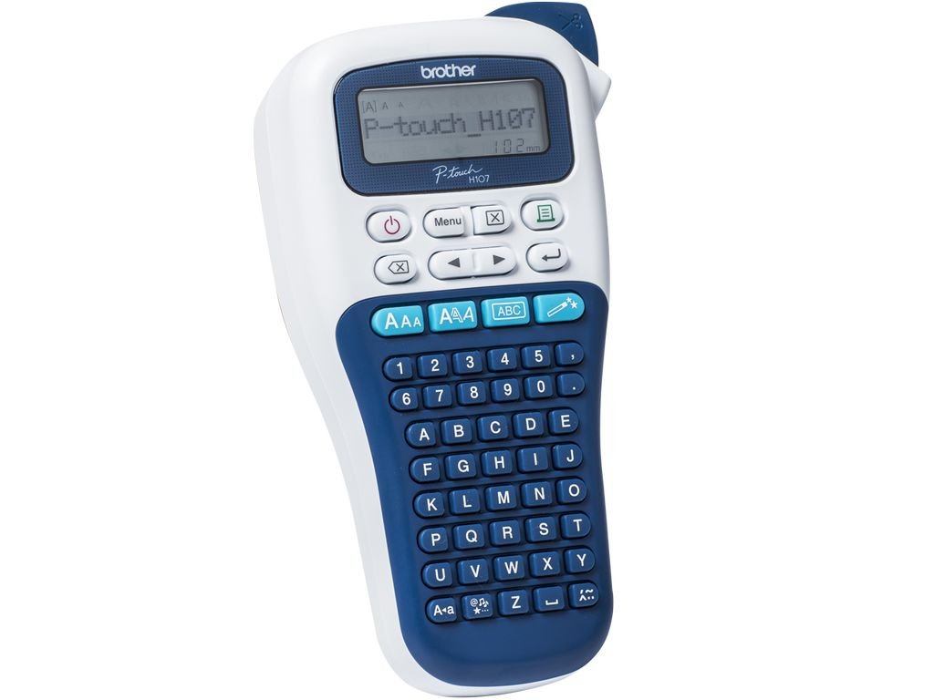 Pohľad zľava na Brother PT-H107B s viditeľným manuálnym odstrihom