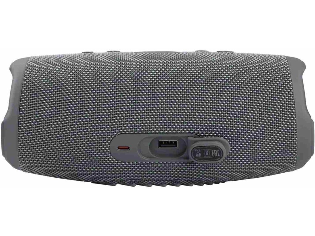 Zadná strana reproduktora s odklopenou krytkou odhaľujúcou USB-A port powerbanky