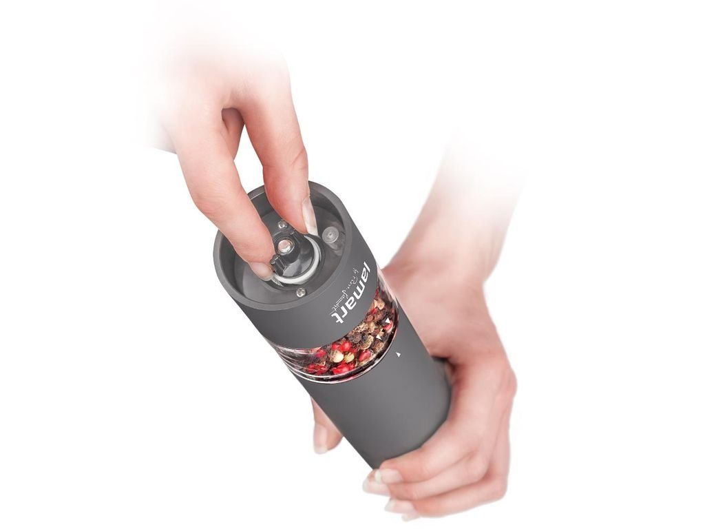 Detail mletia čerstvého korenia priamo na jedlo