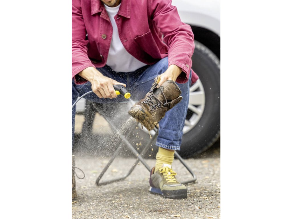 Umývanie zablatených topánok