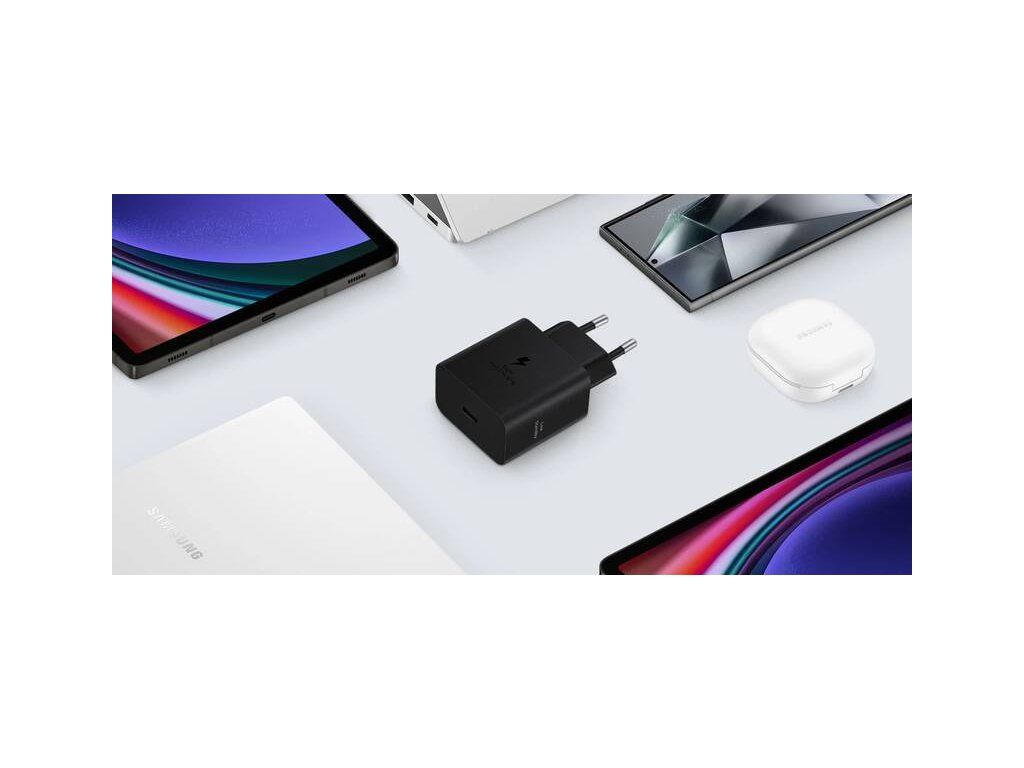 Nabíjačka Samsung 60W na stole pri zariadeniach