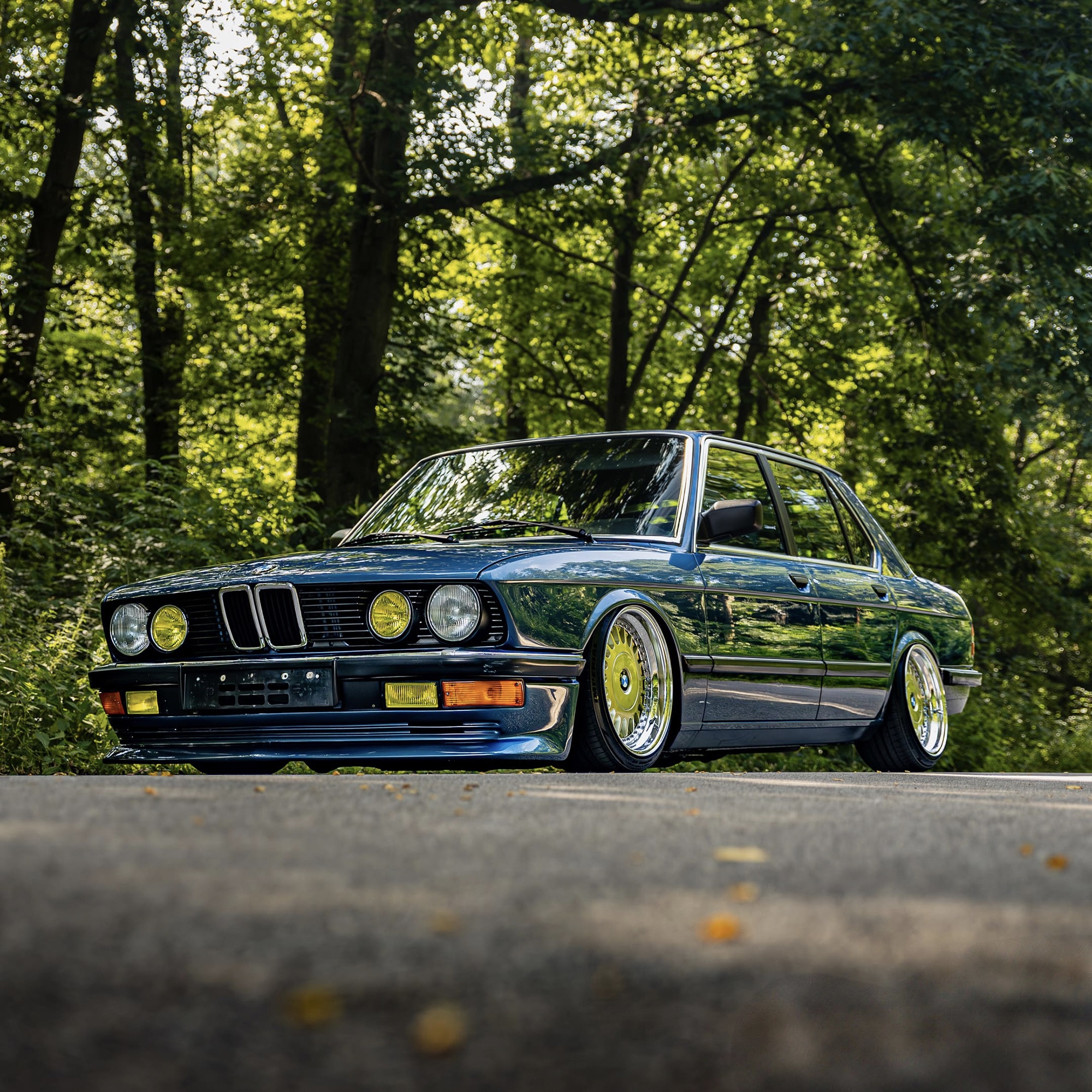 Nádherné BMW E28 s kitem airRIDE-System