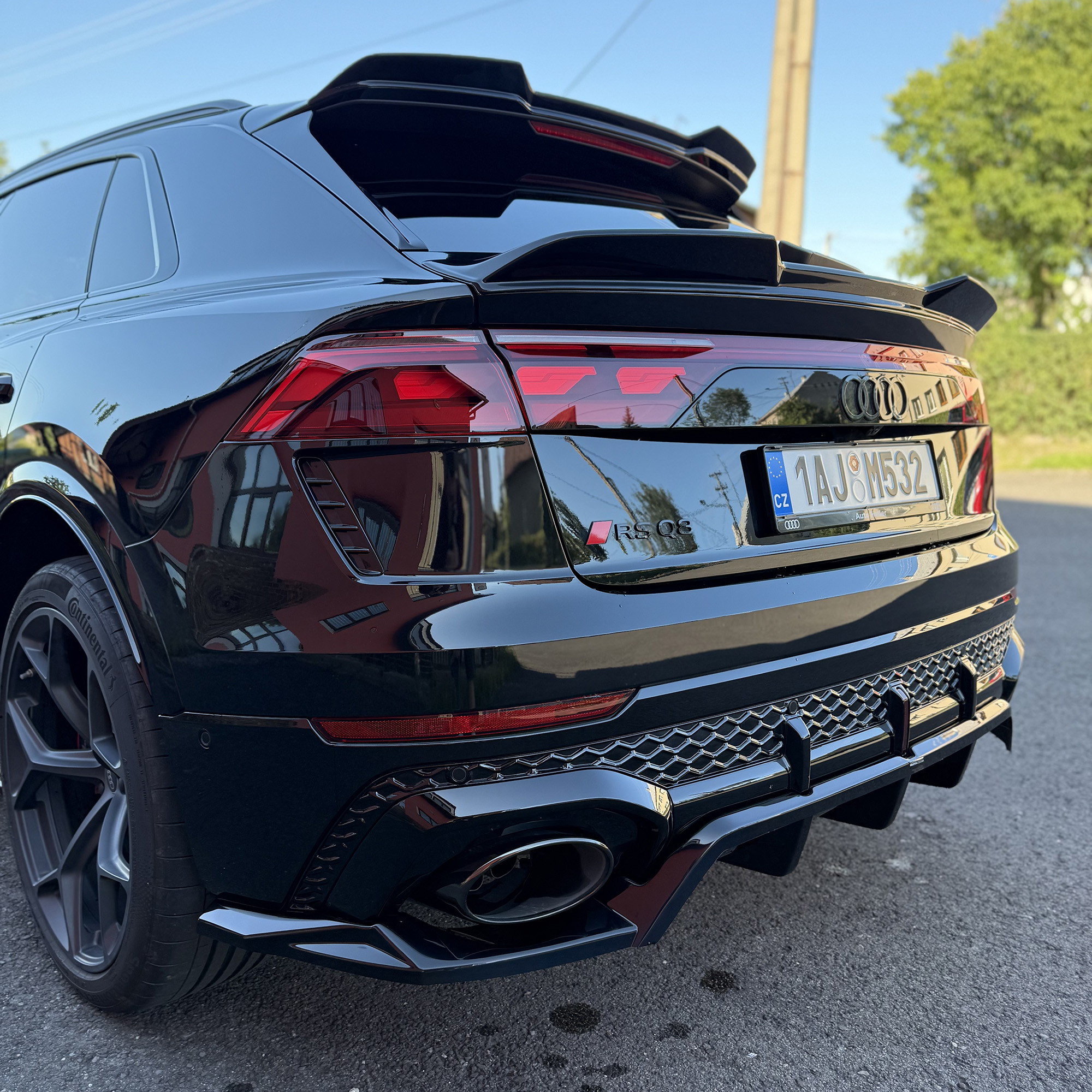 Nová Audi Q8 se setem splitterů Maxton Design