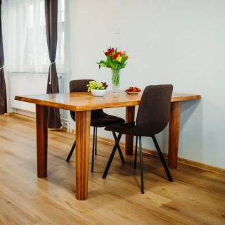 Stůl, u kterého se žije. Masivní dub, poctivá ruční práce a nadčasový vzhled, který zapadne do každého interiéru. Každý...