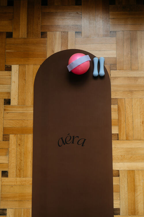 Podložka na míru s logem Aéra — detail podložky s doplňky