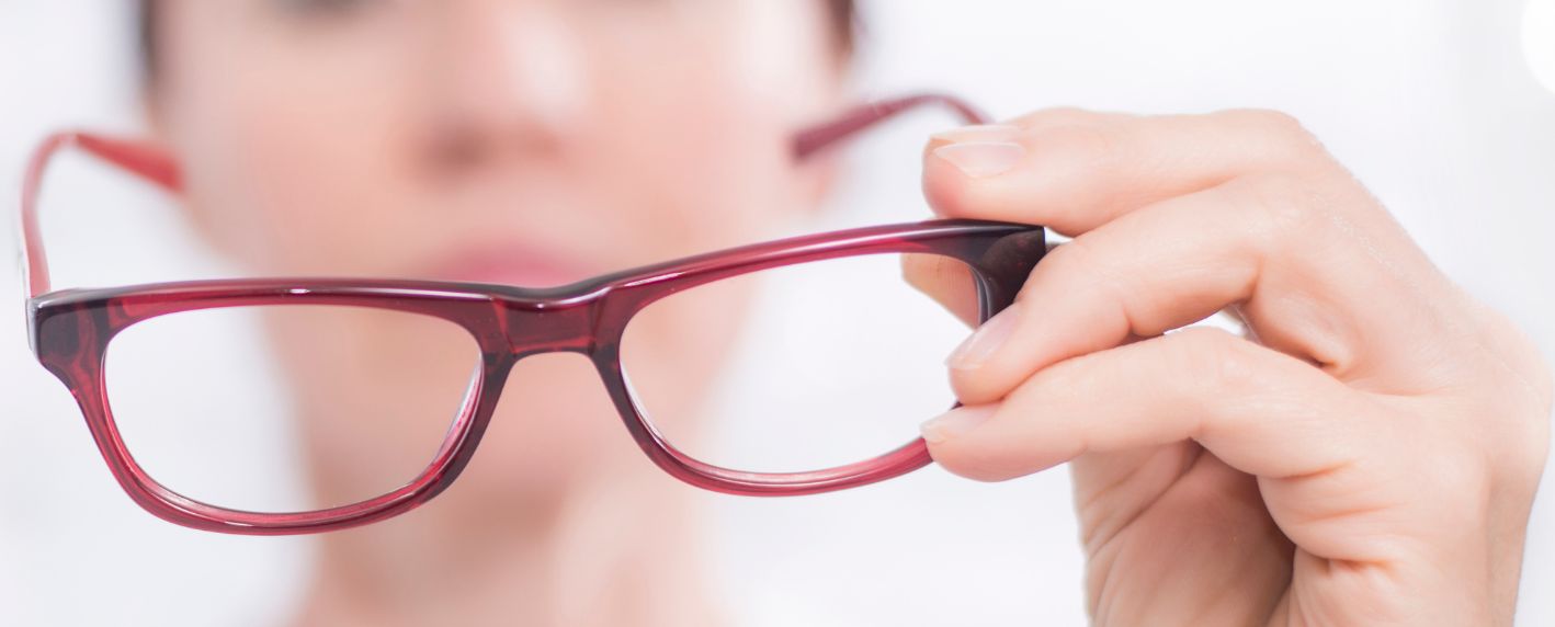 dioptrické brýle v ruce