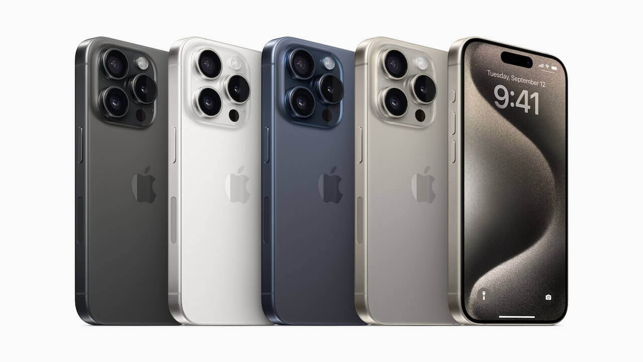 Päť telefónov iPhone 15 Pro v rade. 