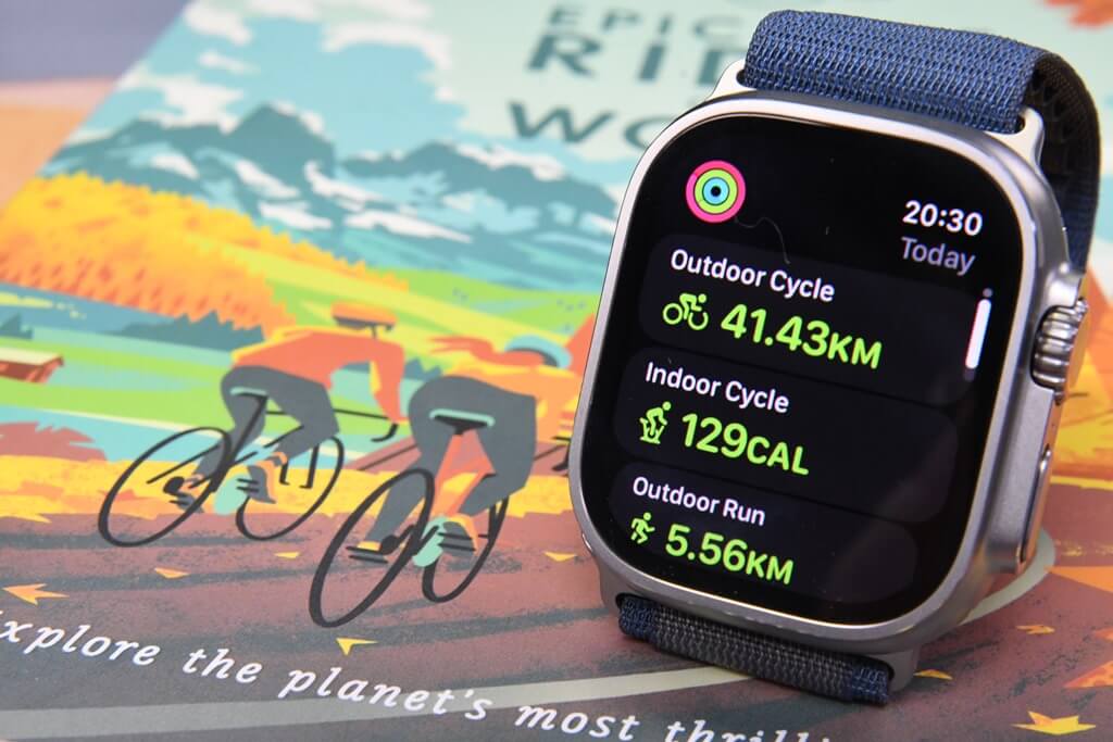 Apple watch ultra 2 zblízka so športovým pozadím. 