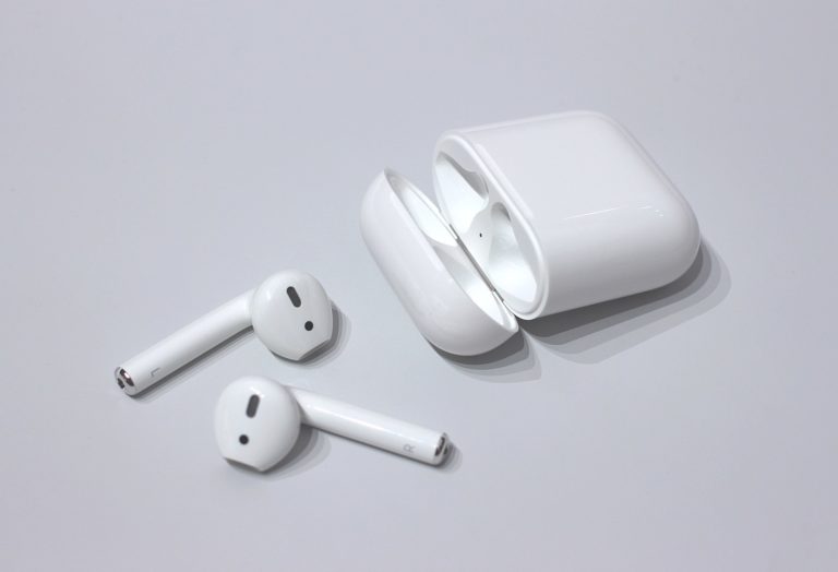 Apple AirPods 1 slúchadlá vedľa krabičky
