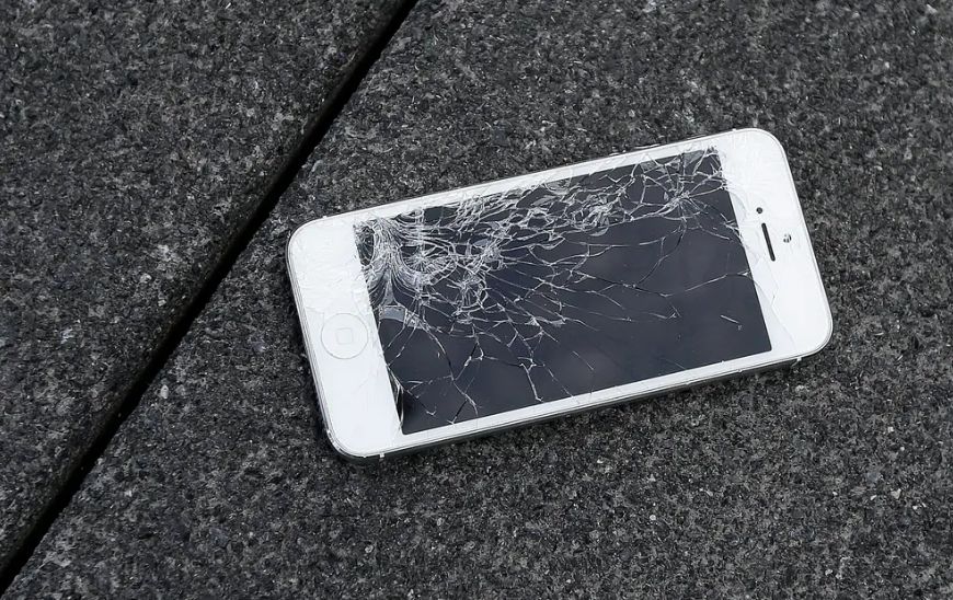 iPhone s rozbitým displejom