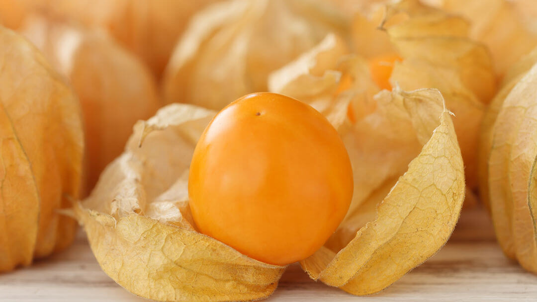 Exotické ovocie oranžovej farby v tvare guličky. 
