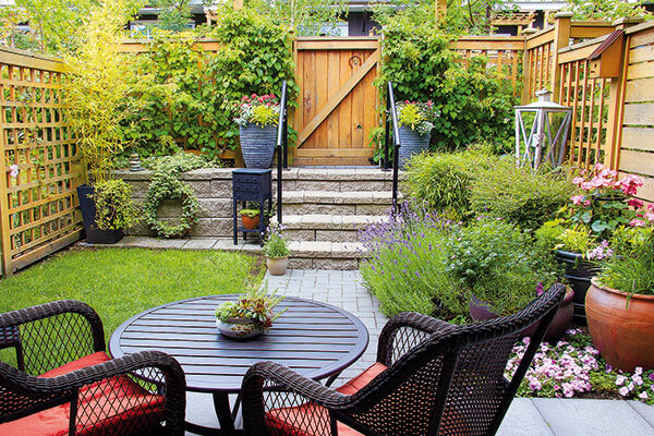 Odpočinková zóna so záhradným nábytkom a rastlinami. 