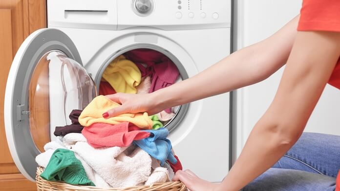 Vkladanie prádla do práčky.