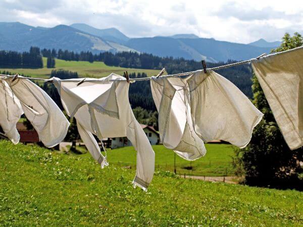 Sušenie prádla v prírode. 