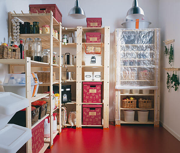 Špajza s potravinami. 