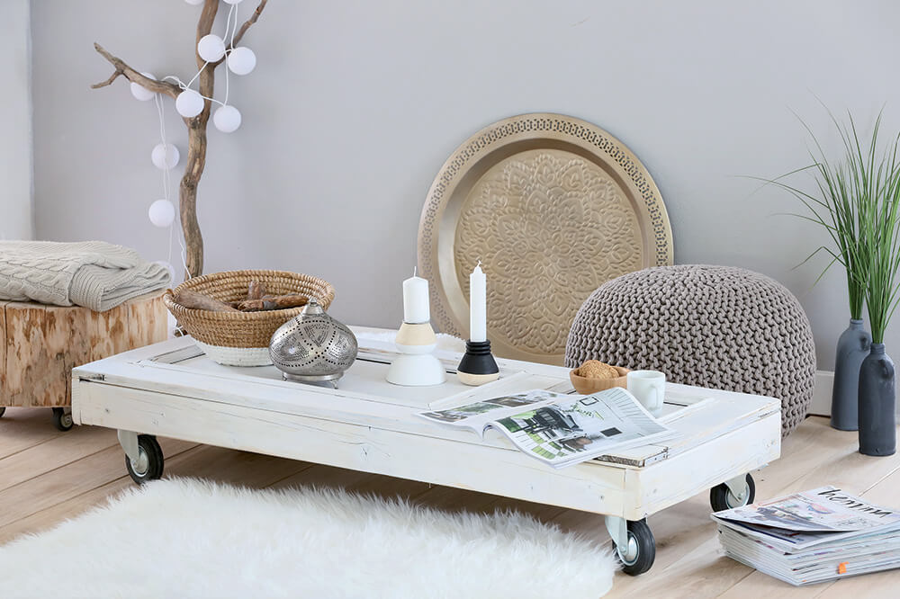 Ručne vyrábaný stolík biely na kolieskach. 