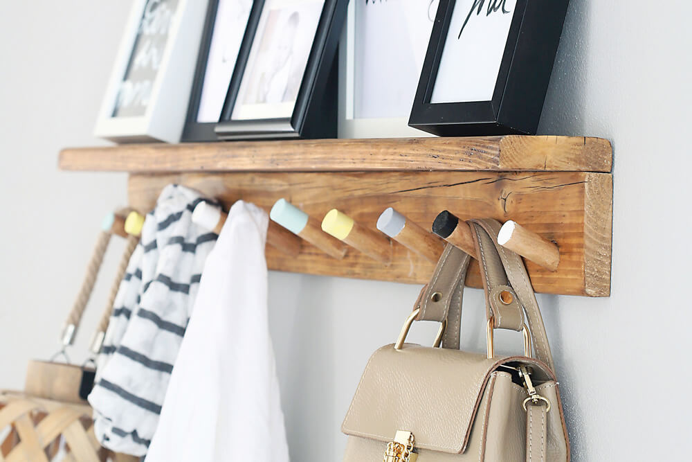 Ručne vyrábaný vešiak do predsiene. 