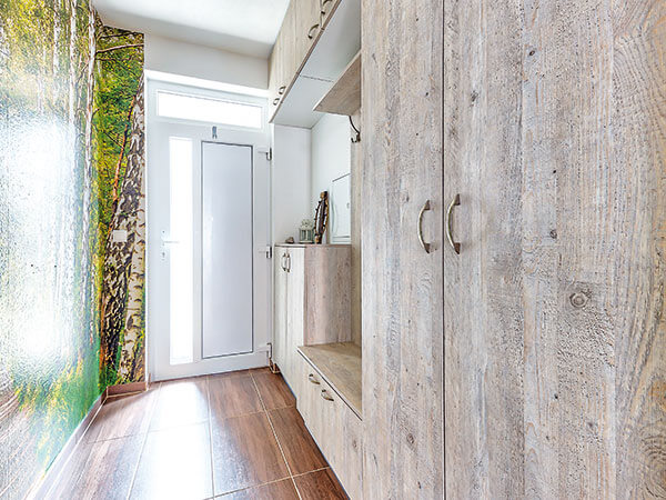 Predsieň s dreveným, svetlým nábytkom. 