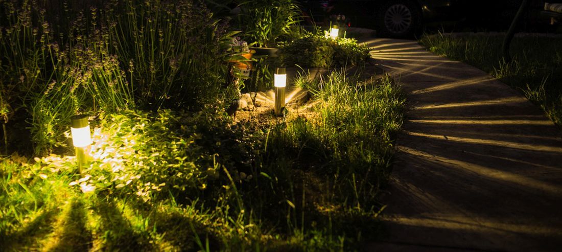 Osvetlená záhrada v noci. 
