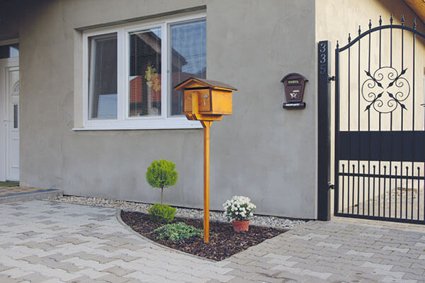Drevená, poštová schránka na stračej nôžke. 
