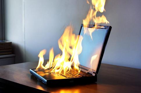 Horiaci notebook na stole. 