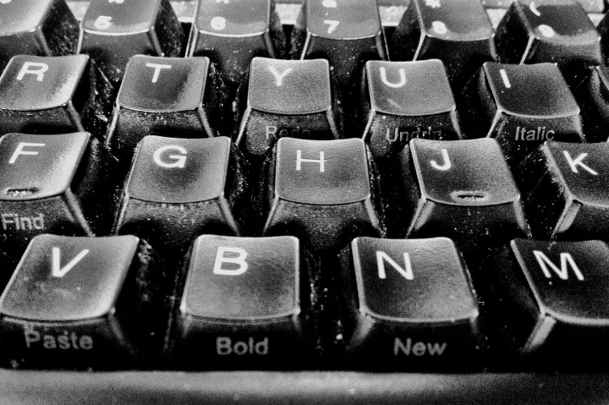 Čierna, špinavá klávesnica. 