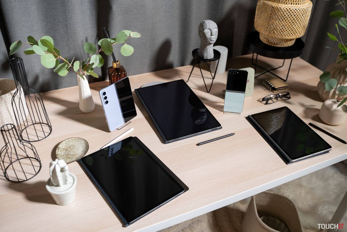 Tri tablety Samsung Galaxy S9 na pracovnom stole.