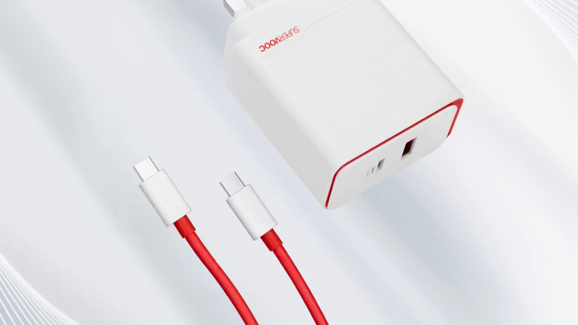 Biela, káblová nabíjačka na telefón Oppo Find N3. 