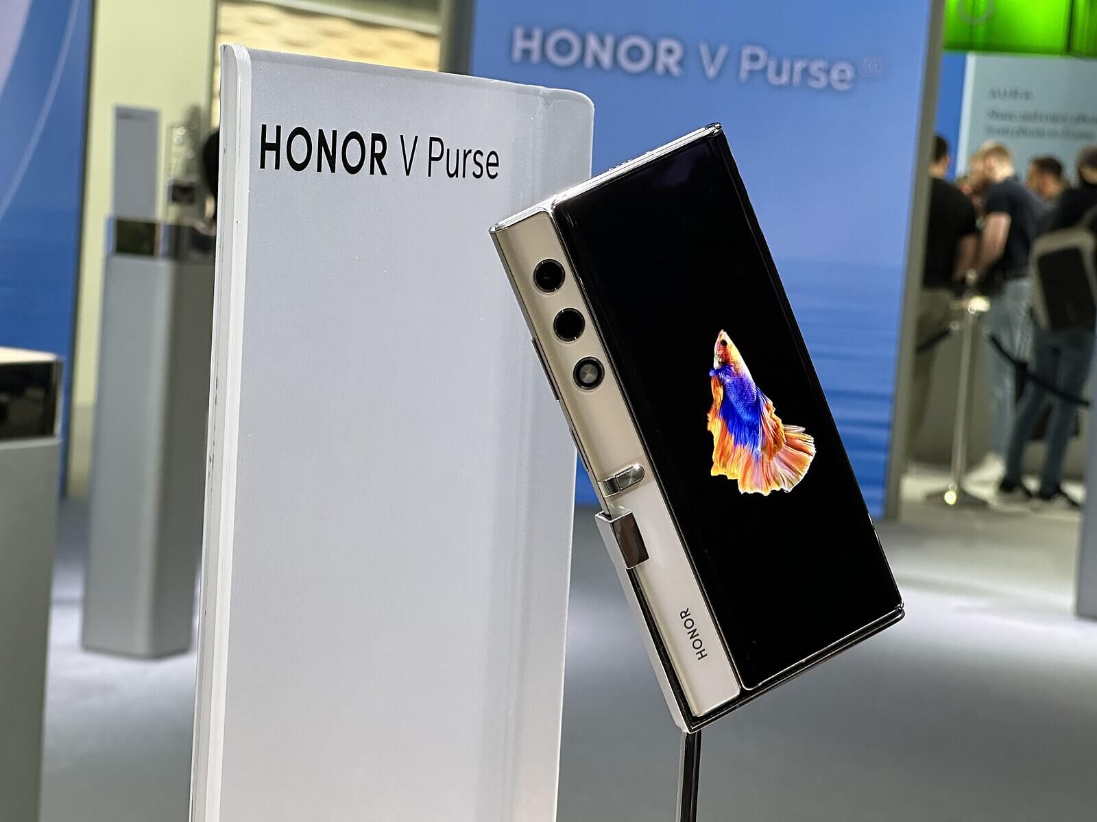 Telefón Honor V Purse na stojane. 