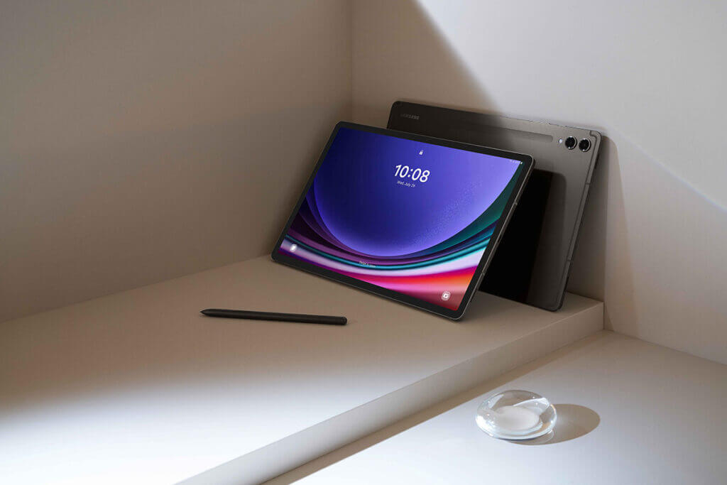 Dve tablety Samsung Galaxy S9 opreté o stenu. 