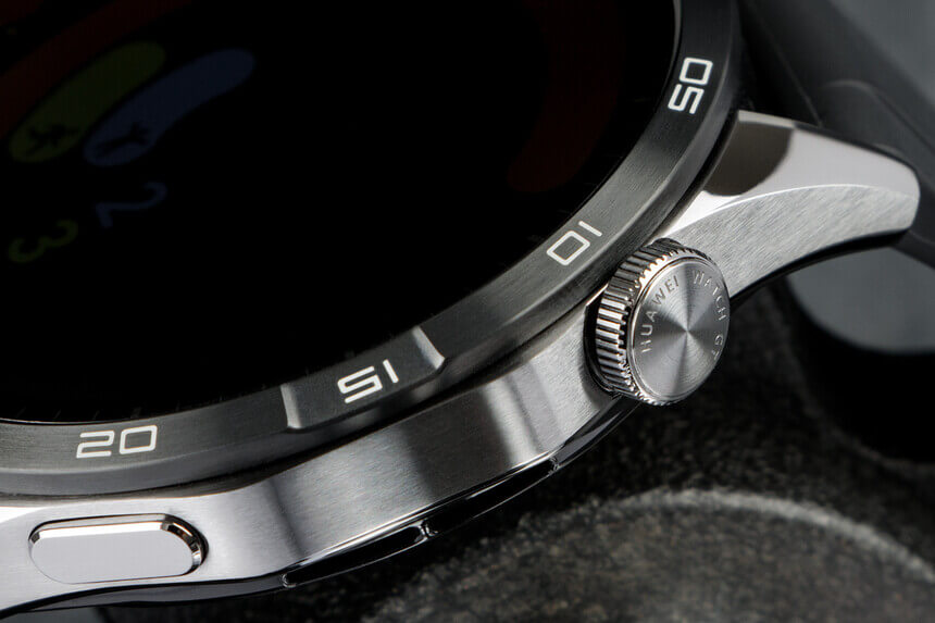 Čierne hodinky watch 4 series od Huawei vyfotené zblízka.