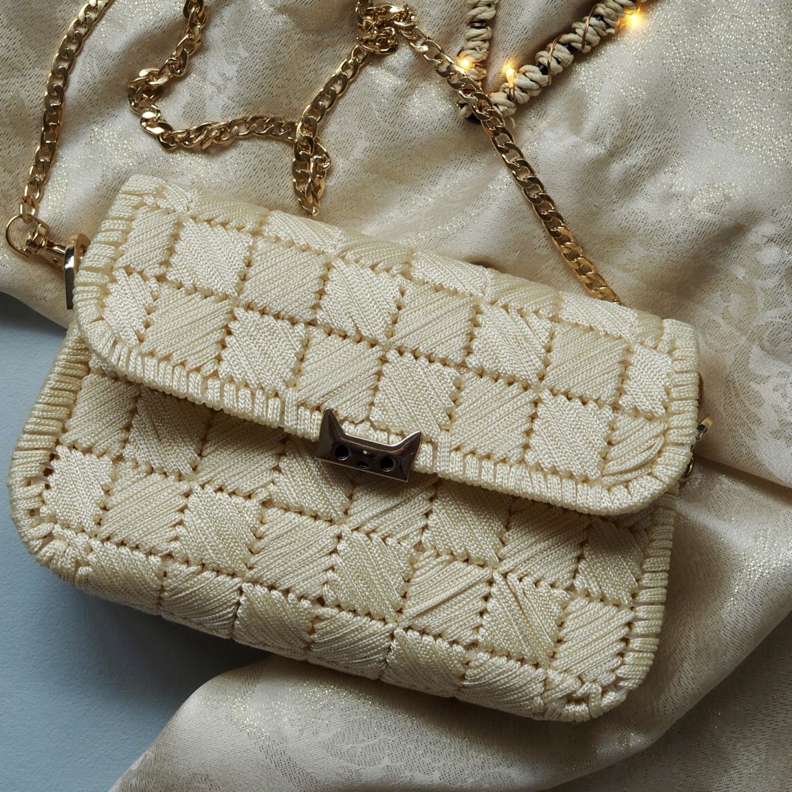 Detail povrchu a struktury – Polyester macrame