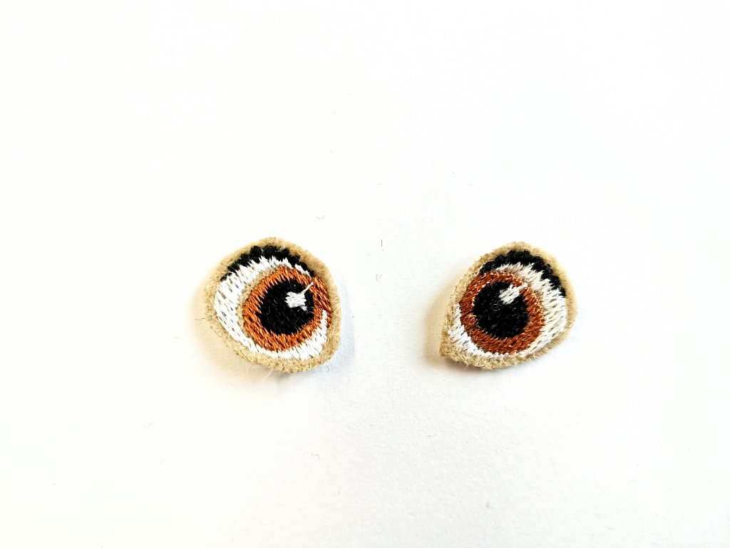 Vyšívané oči na panenku 1,5 cm hnědé